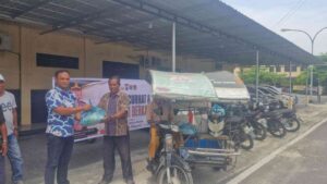 Sat Intelkam Polres Batu Bara gelar Jumat Curhat & Berbagi Berkah – berikan sembako kepada ojek dan penarik becak