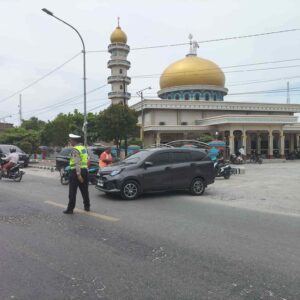 Satlantas Polres Batu Bara lakukan gatur siang depan Masjid Jami’i Limapuluh Kota – lalu lintas aman lancar