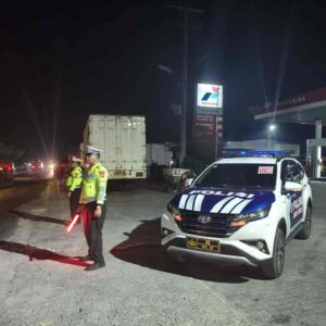 Satlantas Polres Batu Bara lakukan patroli Blue Light di SPBU Sumber Padi dan jalinsum Lima Puluh – kegiatan aman lancar