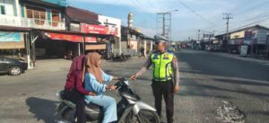 Satlantas Polres Batu Bara lakukan gatur sore di Jalinsum Pos Lantas Lima Puluh – kegiatan aman lancar   