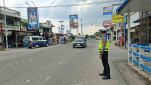 Satlantas Polres Batu Bara Lakukan Pengaturan Lalu Lintas Siang di Jalinsum Pos Lantas Lima Puluh – Kegiatan Aman Lancar