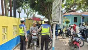Satlantas Polres Batu Bara Gelar Himbauan di Sekitar SMP N 1 Lima Puluh – Ingatkan Pengguna Jalan Gunakan Helm dan Patuhi Rambu