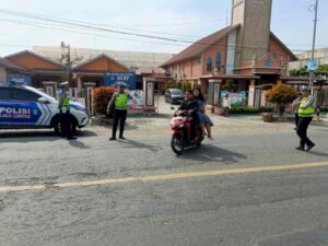 Satlantas Polres Batu Bara Lakukan PAM Lalu Lintas di Depan Gereja HKBP Lima Puluh – Jemaat Bisa Ibadah dengan Nyaman   