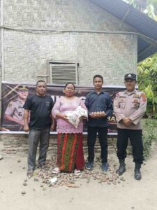 Polsek Medang Deras Gelar Minggu Kasih di Dusun Tapian Nauli – Berikan Sembako Kepada Masyarakat yang Membutuhkan   