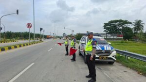 Satlantas Polres Batu Bara Lakukan Patroli Kibas Bendera di Jalinsum Lima Puluh – Antisipasi Kemacetan dan Berikan Kenyamanan Masyarakat