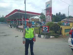 Satlantas Polres Batu Bara Lakukan Patroli di SPBU dan Kibas Bendera di Jalinsum Indrapura – Kegiatan Aman Lancar   