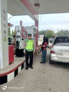 Satlantas Polres Batu Bara Lakukan Patroli Anti Kemacetan di SPBU Desa Durian – Masyarakat Merasa Nyaman   