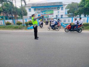 Satlantas Polres Batu Bara Lakukan Gatur Pagi di Jalinsum SMP N 1 Lima Puluh – Kegiatan Aman Lancar   