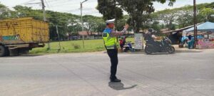 Satlantas Polres Batu Bara Lakukan Gatur Siang di Jalinsum Simp Pos Lantas Sei Bejangkar – Kegiatan Aman Lancar   