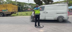 Satlantas Polres Batu Bara Lakukan Gatur Siang di Jalinsum Simp Pos Lantas Sei Bejangkar – Kegiatan Aman Lancar   