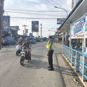 Satlantas KARIB Polres Batu Bara Lakukan Giat Kibas Bendera Sore di Jalinsum Simpang Empat Kel Lima Puluh Kota – Kegiatan Aman Lancar   