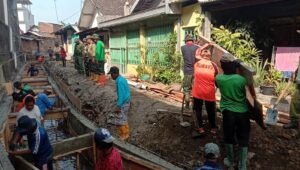 Anggota Satgas TMMD, Ormas, Linmas & Masyarakat Tancap Gas Kerjakan Pembongkaran Begesteng dan Pemerataan Tanah