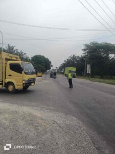 Satlantas Polres Batu Bara Lakukan Gatur Siang di Jalinsum Pos Lantas Sei Bejangkar – Kegiatan Aman Lancar