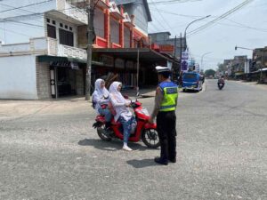 Satlantas Polres Batu Bara Lakukan Gatur Siang di Simpang Empat Pos Lima Puluh – Kegiatan Aman Lancar