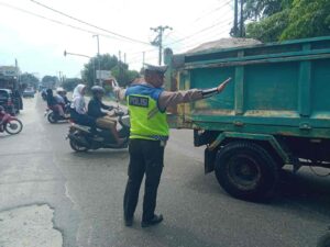 Satlantas Polres Batu Bara Lakukan Gatur Siang di Jalinsum Simpang Tanah Merah – Kegiatan Aman Lancar   