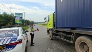Satlantas Polres Batu Bara Lakukan Patroli Jalinsum dan Kibas Bendera di Pos Lantas Lima Puluh – Kegiatan Aman Lancar