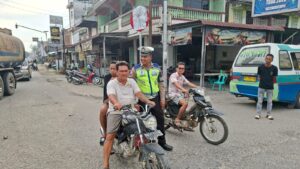 Satlantas Polres Batu Bara Lakukan Pengaturan Arus Lalu Lintas Sore di Pos Lantas Lima Puluh – Kegiatan Aman Lancar