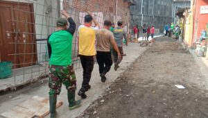 Panas Matahari Menyengat, Semangat Tak Padamkan Satgas TMMD, Polri, Ormas dan Warga Masyarakat Kebut Pemasangan Hermest & Bodex   