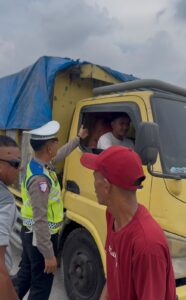 Sat Lantas Polres Batu Bara Gelar “Polantas Karib”, Borong Dagangan Gorengan dan Berikan Himbauan Keselamatan Lalu Lintas