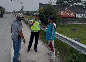 Sat Lantas Polres Batu Bara Berikan Himbauan dan Edukasi Keselamatan Lalu Lintas kepada Pak Ogah di Pintu Tol Lima Puluh