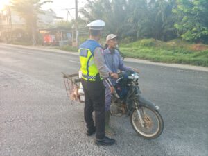 Lancarkan Perjalanan Warga, Petugas Satlantas Jaga Simpang Taman Limapuluh