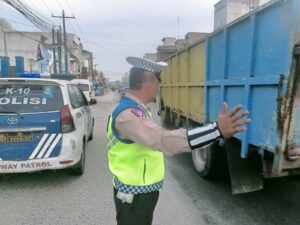 Pastikan Perjalanan Pulang Nyaman, Petugas Satlantas Siaga di Jalur Utama