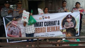 Jumat Berkah Polsek Lima Puluh: Kapolsek dan Personil Bagikan Sembako Bagi Warga Kurang Mampu