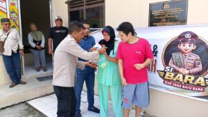 Jumat Berkah: Kapolres Batu Bara Serahkan Bantuan Sosial Bagi Ibu Halimah dan Anak di Medang Deras