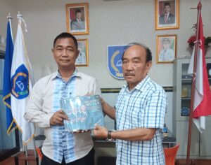 DR Suyono M.Or Terima Buku SMAN- 7 Medan Kepemimpinan Dan Kompetensi Guru Membangun Masa Depan Siswa