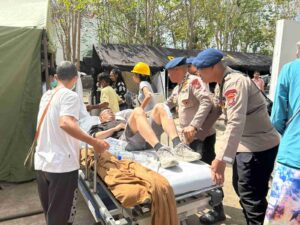 Gempa Guncang Manggarai Barat NTT, Brimob Polri Evakuasi WNA Terluka ke RS Siloam