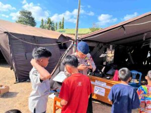 Bantu Warga Tetap Terhubung, Brimob Hadirkan Wi-Fi Gratis di Posko Pengungsian Barangkolong