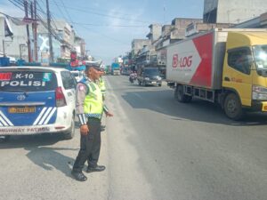 Sat Lantas Polres Batu Bara Laksanakan Pengaturan Lalu Lintas Sore di Jalinsum Indrapura   
