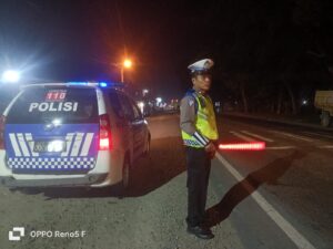 Patroli Malam Jalinsum Sei Bejangkar, Satlantas Polres Batu Bara Nyalakan Senter Appil di Titik Rawan   