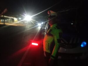 Sat Lantas Polres Batu Bara Laksanakan Patroli Blue Light di Jalinsum Indrapura demi Keamanan Dini Hari   