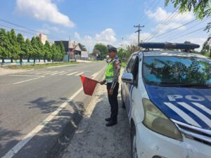 Sat Lantas Polres Batu Bara Laksanakan Patroli dan Kibas Bendera Merah di Jalinsum Indrapura, Waspadai Titik Rawan   