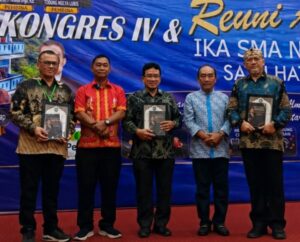 DR ( HC ) MS Kaban M.Si Terima Penghargaan Dari Kepala SMAN 7 Medan Pada Kongres Ke 4 Alumni