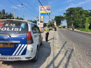 Sat Lantas Polres Batu Bara Laksanakan Patroli Pengawasan di SPBU Jalinsum Sukaraja, Jamin Kelancaran Pasokan dan Keamanan   