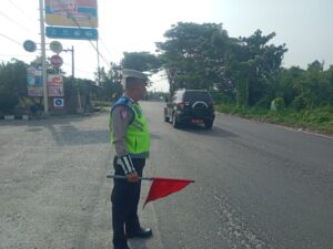 Sat Lantas Polres Batu Bara Laksanakan Pengaturan Lalu Lintas, Patroli SPBU dan Kibas Bendera di Jalinsum Sukaraja   