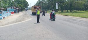 Kapos Lantas Pimpin Langsung Pengaturan Lalu Lintas Siang di Jalinsum Sei Bejangkar   
