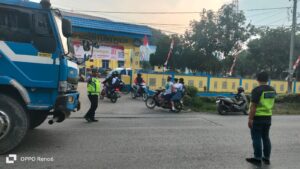 Kanit Turjagwali Pimpin Gatur Pagi di Depan SMP Negeri 1, Jaga Keselamatan Pelajar Berangkat Sekolah   