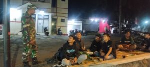 Babinsa Koramil 14 Jatisrono Ajak Warga Perkuat Keamanan Lingkungan   