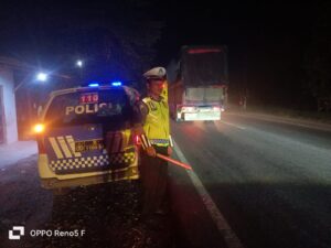 Sat Lantas Sei Bejangkar Laksanakan Patroli Malam, Aktifkan Senter di Titik Rawan Demi Keselamatan Pengguna Jalan