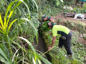 TNI Manunggal Air, Serka Imam Sungep Bersama Warga Kedung Banteng Gotong Royong Bersihkan Irigasi   