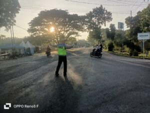 Kapos Lantas Pimpin Langsung Pengaturan Lalu Lintas Pagi di Depan Pos Sei Bejangkar