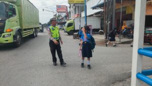 Sat Lantas Polres Batu Bara Laksanakan Pengaturan Lalu Lintas Siang di Simpang Pos Lantas Lima Puluh   