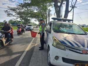 Sat Lantas Indrapura Patroli Jalinsum dan Kibas Bendera di Titik Rawan, Pastikan Keselamatan Pengguna Jalan   