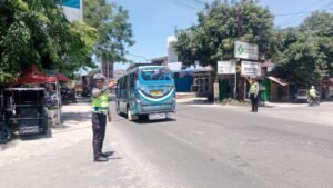 Sat Lantas Polres Batu Bara Laksanakan Pengaturan Lalu Lintas Pagi Di Jalinsum Simpang Tanah Merah   