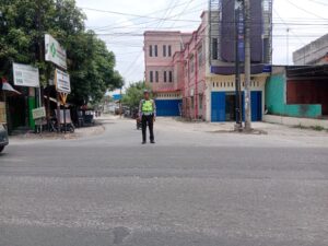 Sat Lantas Polres Batu Bara Laksanakan Pengaturan Lalu Lintas Siang Di Jalinsum Simpang Tanah Merah