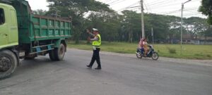 Sat Lantas Polres Batu Bara Laksanakan Pengaturan Lalu Lintas Siang Di Simpang Pos Lantas Sei Bejangkar   
