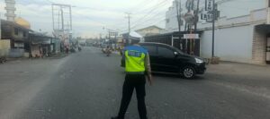 Sat Lantas Polres Batu Bara Laksanakan Pengaturan Lalu Lintas Siang Di Simpang Empat Pos Lima Puluh